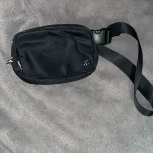 Lululemon everywhere cross body bag fanny pack purse black